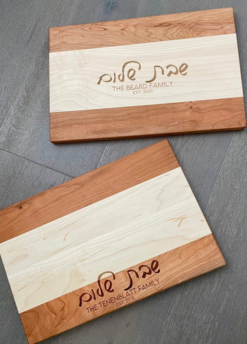 Dear Deer Crafts - Personalized Shabbat Shalom Round Wood Challah Board - Mixed Wood or Maple - ModernTribe