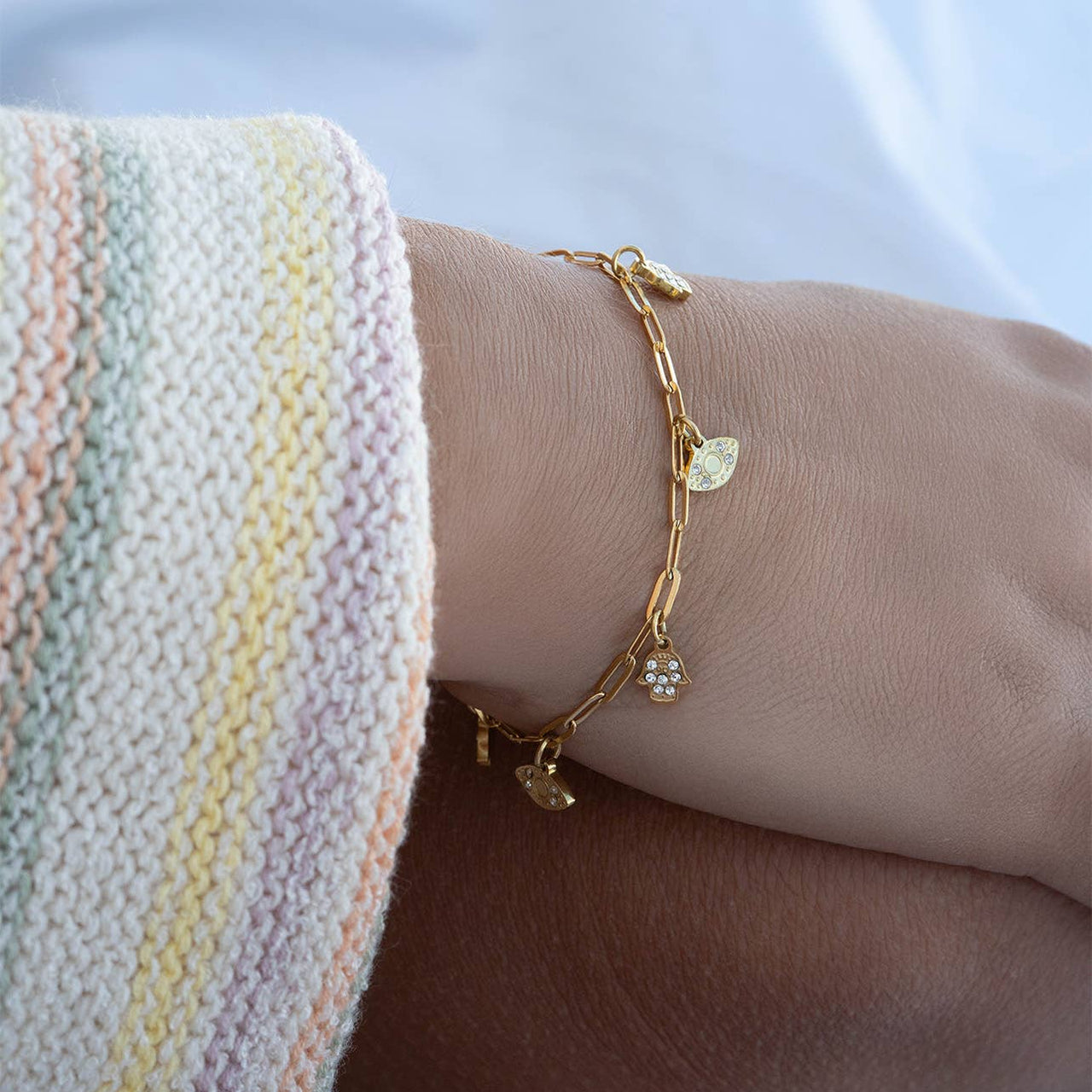 WJW Bracelets 18K Gold PVD Hamsa & Evil Eye Paperclip Chain Charm Bracelet: Gold