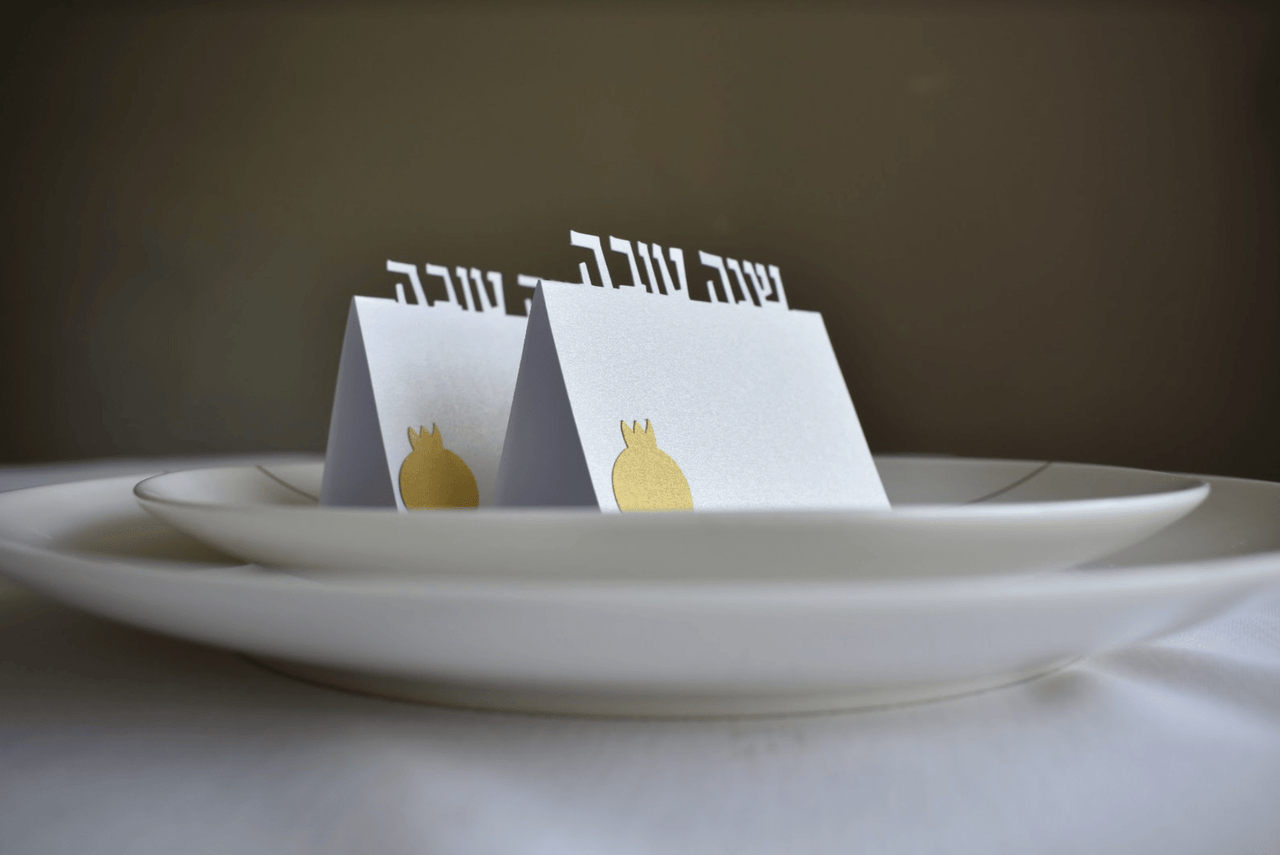 The KitCut - Shana Tova Hebrew Place Cards with Gold Apple - Set of 10 - ModernTribe
