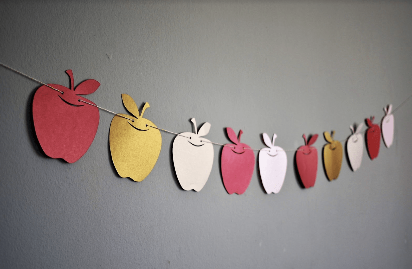 The KitCut Decorations Apples New Year Garland