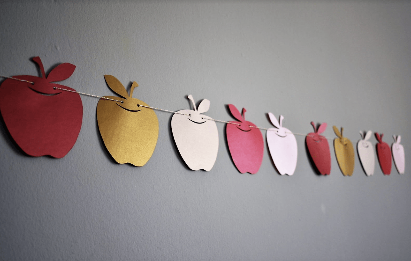The KitCut Decorations Apples New Year Garland