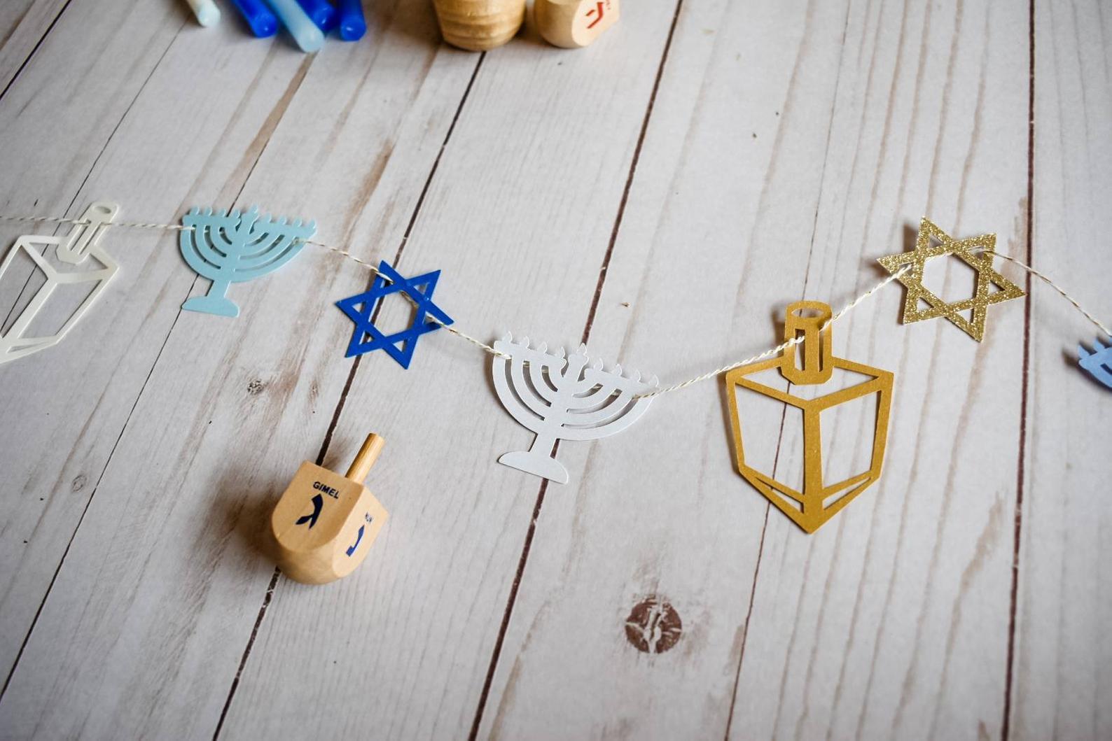 The KitCut Decorations Mini Hanukkah Garland - Silver or Gold